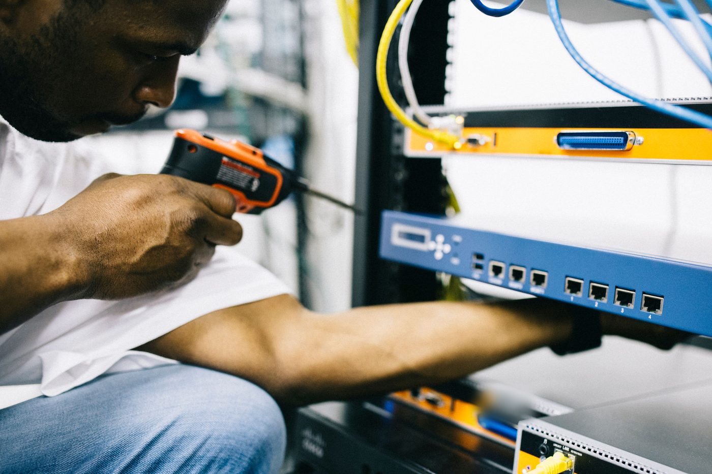 Tehnician care instalează echipamente IT în sediul nou