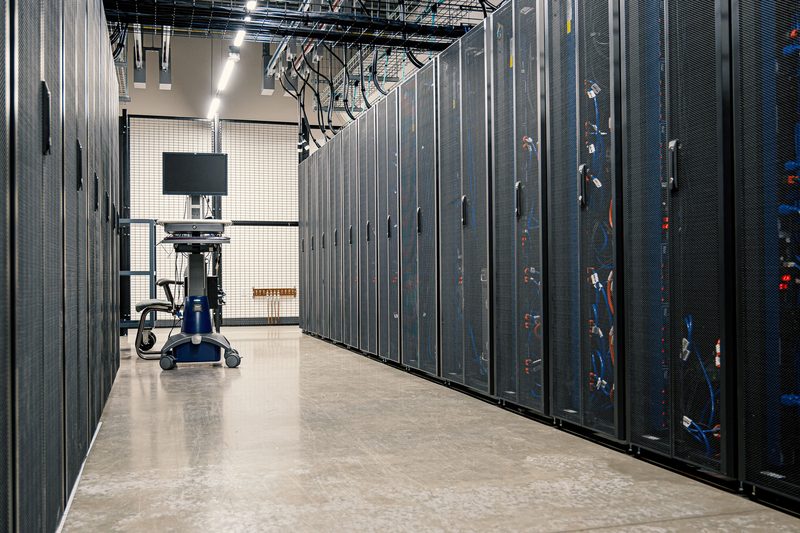 Rack de servere și cabluri de rețea